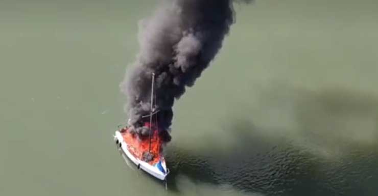 Una persona herida mientras los equipos de emergencia responden al incendio de un velero cerca de Fort Myers Beach