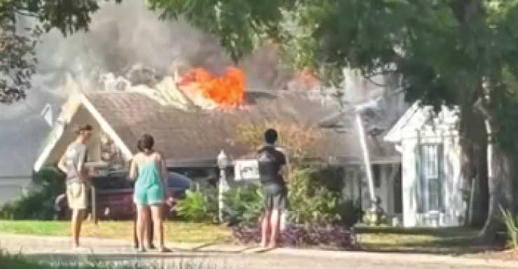 Vecino rescata a un hombre de un incendio en una vivienda de Leesburg; la víctima fue trasladada en helicóptero, informan los bomberos