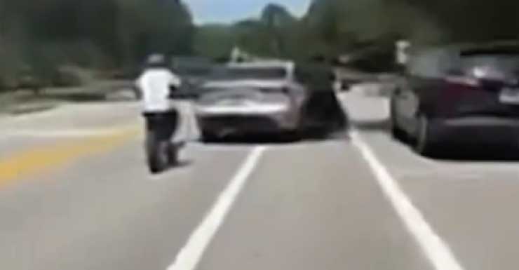 Video muestra a una conductora sacar del camino y abofetear a un adolescente que iba en bicicleta en Lake Nona
