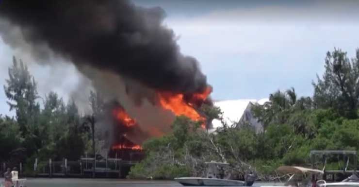 1 gato muerto y un bombero herido después de que una vivienda se incendiara en Knight Island, en el condado de Charlotte