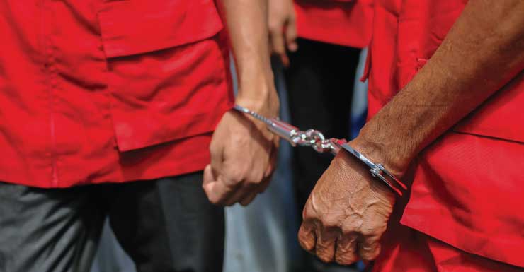 2 arrestados después de entrar a una habitación y golpear a 3 personas, incluido un niño, en un crucero