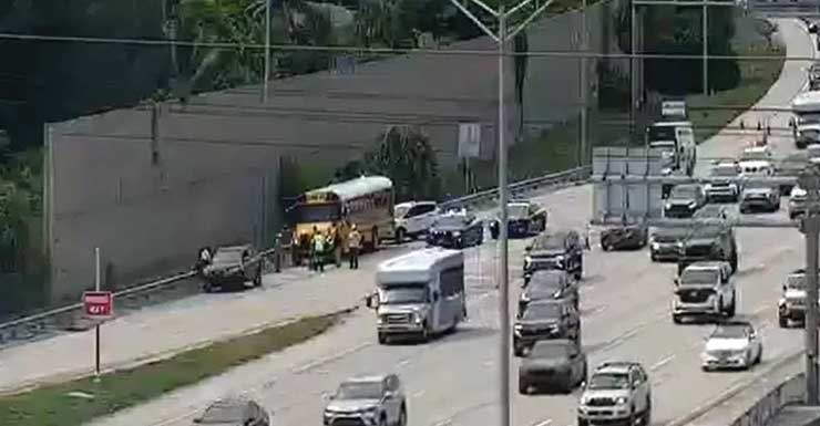 54 estudiantes viajaban en autobús que fue golpeado por detrás en I-95; no se reportaron lesiones