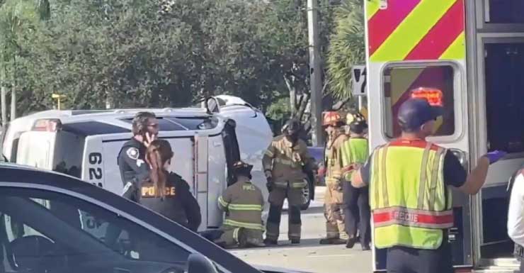Accidente con vuelco que involucra una patrulla de policía y un automóvil en Pembroke Pines deja daños en varios vehículos