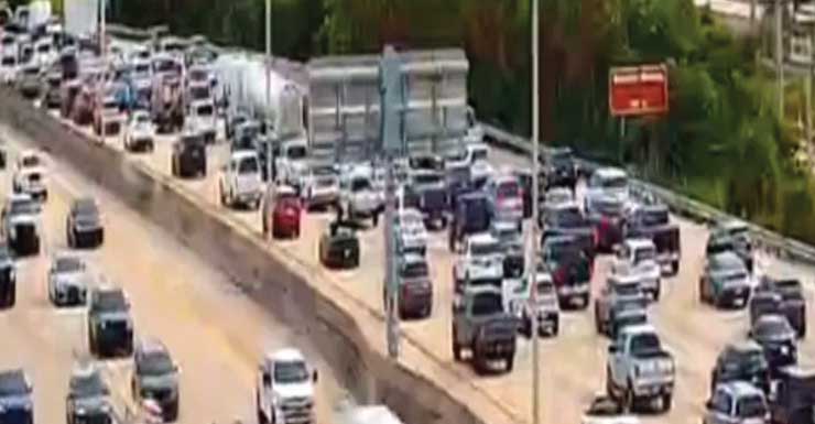 Accidente de múltiples vehículos causa congestión en la I-95 Sur en Delray Beach, bloqueando 3 carriles cerca de la salida 51