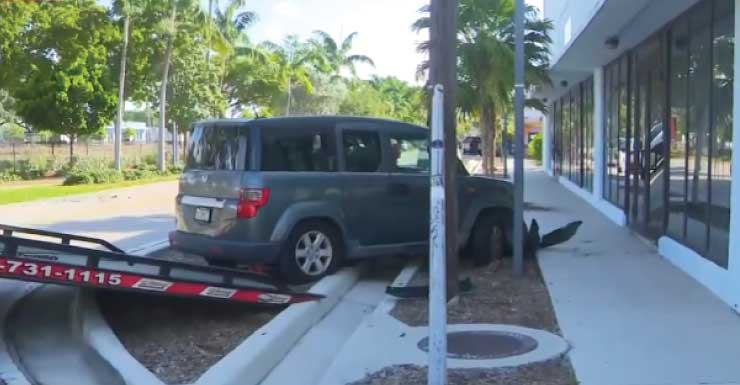 Accidente entre dos vehículos deja uno de lado y otro contra un edificio en Fort Lauderdale