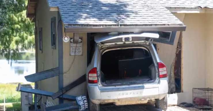 Automóvil choca contra un dúplex en Ocklawaha; una persona hospitalizada
