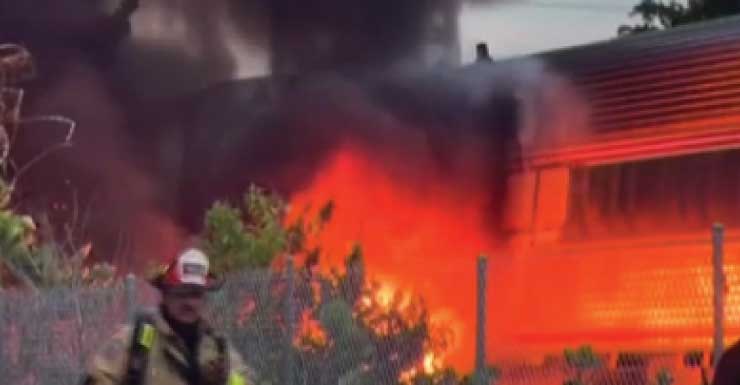 Automóvil se incendia después de ser impactado por un tren de Amtrak en Fort Lauderdale