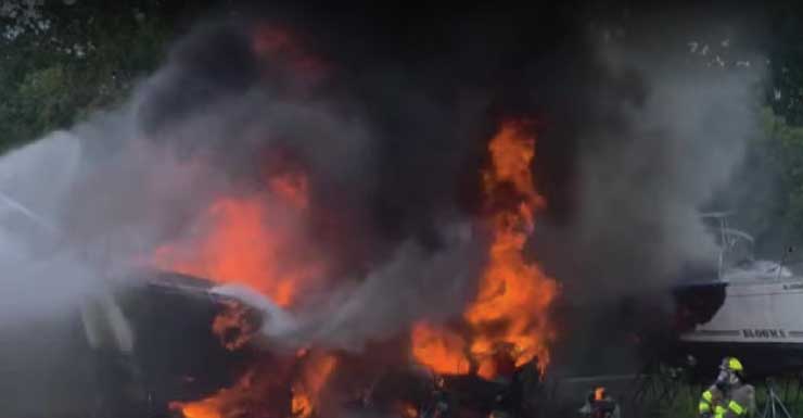 Bomberos de LaBelle combaten incendio que involucró tres embarcaciones cerca de Riverbend Drive