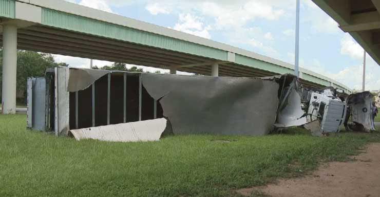 Camión de carga se vuelca y sale de la I-110 en Pensacola, cayendo en un área de césped