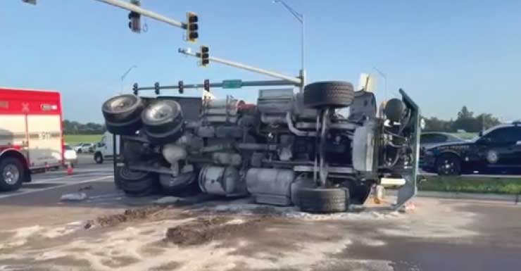 Camión de cemento volcado bloquea US-301 el viernes por la mañana
