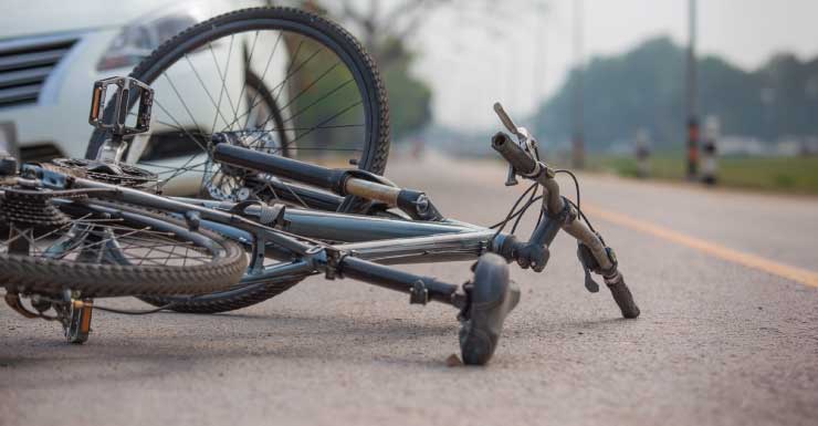 Ciclista muere tras ser atropellado por un vehículo que cambiaba de carril en el Condado de Lake