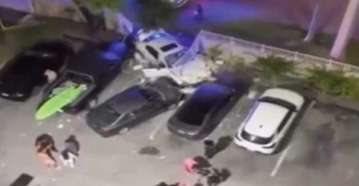 Conductor adolescente es entregado a su tutor tras chocar contra un muro y varios vehículos estacionados en North Miami y huir a pie