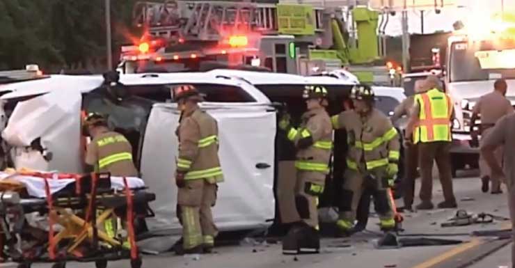 Conductor trasladado en helicóptero tras aparatoso accidente con vuelco e incendio en SR 826 en Miami Lakes que provocó un rescate por parte de buenos samaritanos