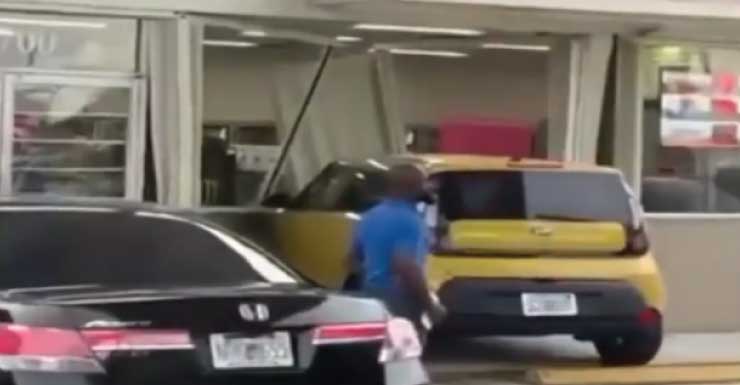 Conductora está bien después de estrellarse contra la fachada de una gasolinera en Miami Gardens