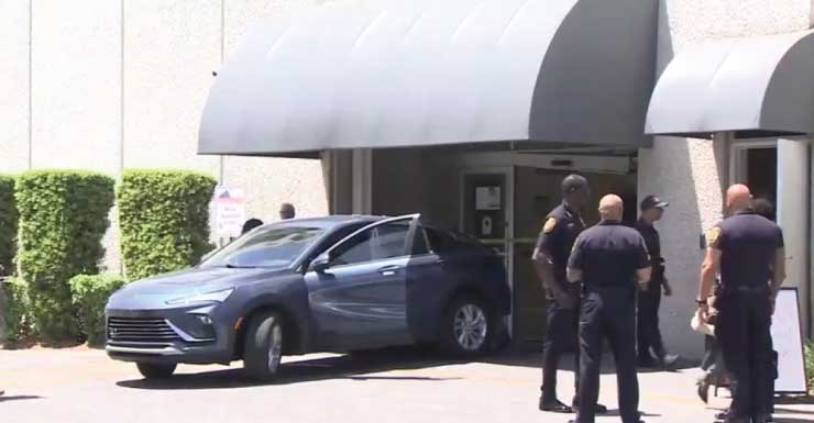Conductora hospitalizada después de chocar contra la entrada trasera del Ayuntamiento de North Miami