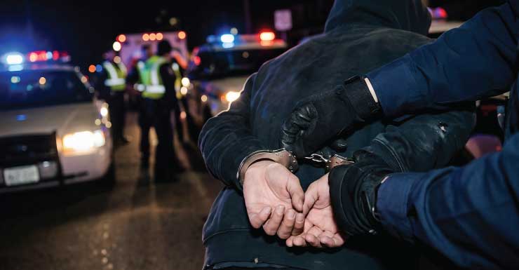 Conductora que huyó es arrestada después de dejar a un hombre con lesiones potencialmente mortales