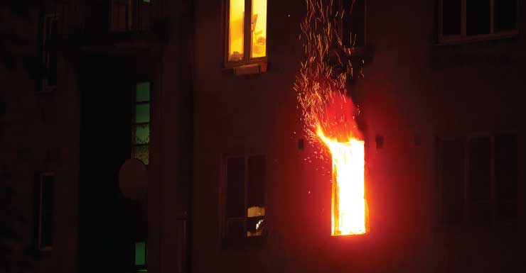 Edificio comercial se incendia en Hollywood, informan bomberos