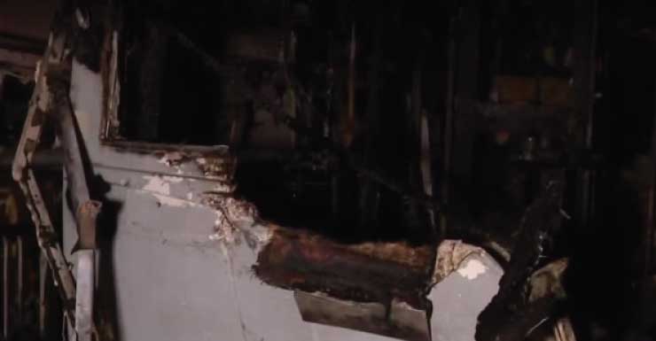 Incendio destruye casa móvil en Naples mientras investigadores buscan la causa