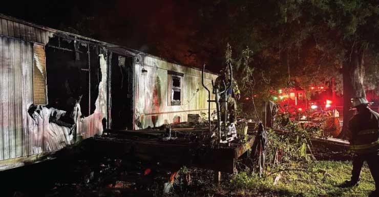Incendio nocturno destruye una casa móvil en Highway 20 West, en el condado de Walton