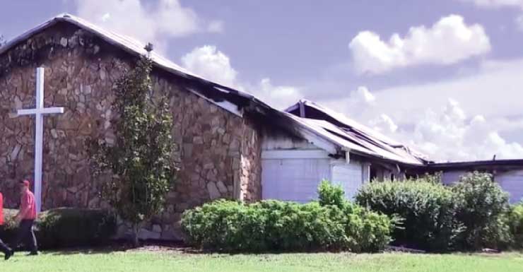 Incendio se desata en iglesia de Buckingham Road en el condado de Lee el viernes por la noche y vuelve a encenderse el sábado por la mañana