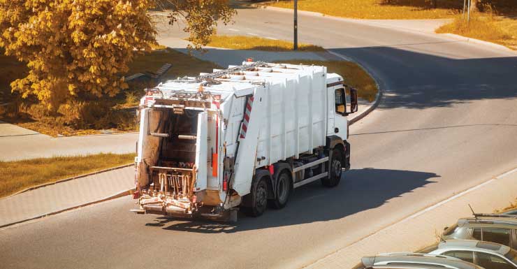 Mujer de edad avanzada fallece días después de chocar contra un camión de basura y dos buzones