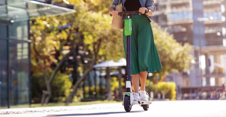 Mujer que viajaba en scooter eléctrico es hospitalizada tras accidente con vehículo de un agente de Miami