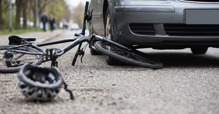 Niño que circulaba en bicicleta es golpeado por un vehículo cerca de una escuela secundaria del condado de Brevard