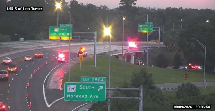 Peatón muere después de que un vehículo saliera de I-95 y chocara en Lem Turner Road