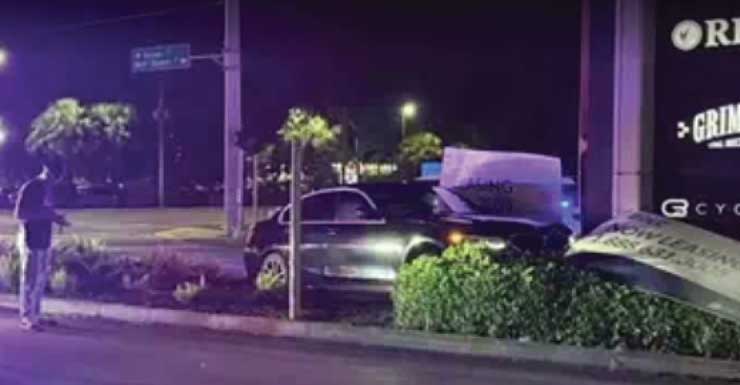 Un automóvil choca contra un letrero en Bell Tower Shops en el condado de Lee