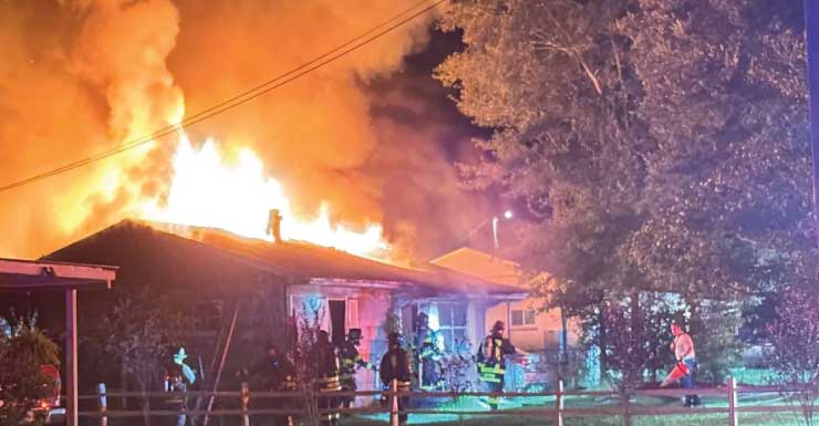 Vivienda del condado de Escambia queda como pérdida total después de un incendio ocurrido en las primeras horas de la mañana