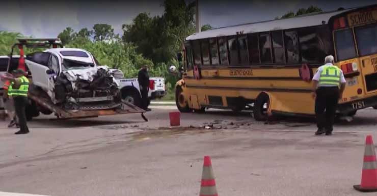 1 estudiante trasladado a un hospital después de un accidente que involucró a un autobús escolar en Homestead Rd S en Lehigh Acres