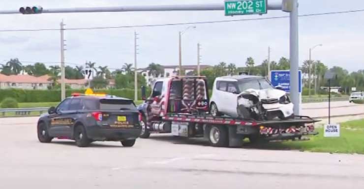 1 persona trasladada en helicóptero al hospital después de que un conductor estrellara su automóvil contra un poste en el noroeste de Miami-Dade