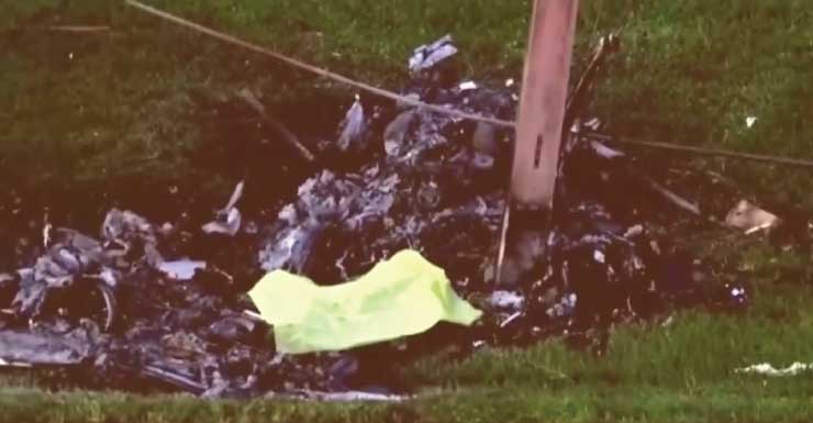 2 hombres mueren después de que un Corvette chocara contra un poste de electricidad en Davie y se incendiara