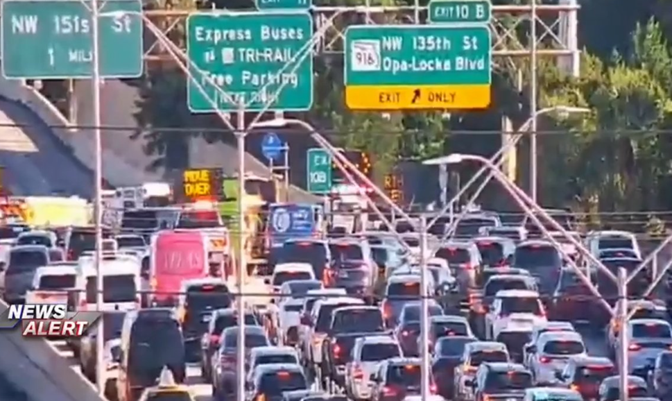 2 personas hospitalizadas tras un accidente de tránsito entre varios vehículos en la I-95 en dirección norte en North Miami