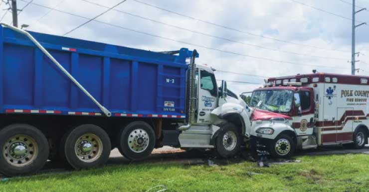 4 personas hospitalizadas tras un accidente entre tres vehículos que involucró una ambulancia del condado de Polk