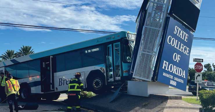 Autobús Breeze choca contra un letrero de State College of Florida; 7 personas resultan heridas en el condado de Sarasota