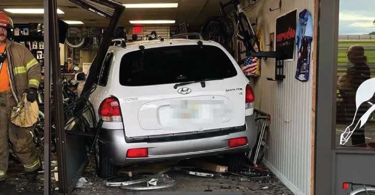 Automóvil se estrella contra una tienda de bicicletas de Jensen Beach y destruye el inventario