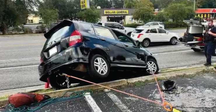 Bomberos de Ocala responden a un accidente después de que un vehículo quedara atascado en la acera; no se reportaron heridos