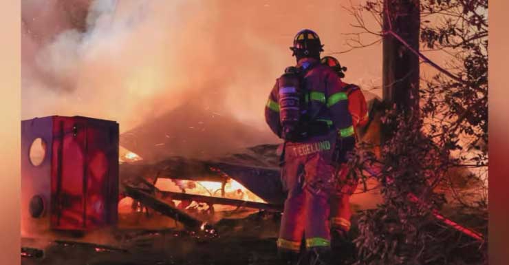 Bomberos encuentran un cable eléctrico energizado mientras combaten un incendio en una casa móvil del condado de Holmes