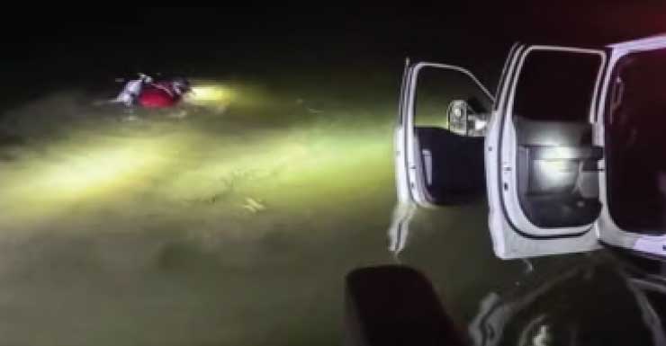 Bomberos responden a un camión parcialmente sumergido en un canal en el suroeste de Cape Coral