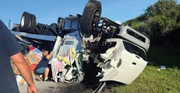 Conductor de camión muere, pasajero hospitalizado después de un accidente en Turnpike en el condado de St. Lucie