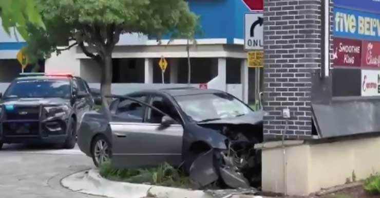Conductor en estado crítico después de chocar contra el letrero de un centro comercial en North Miami Beach