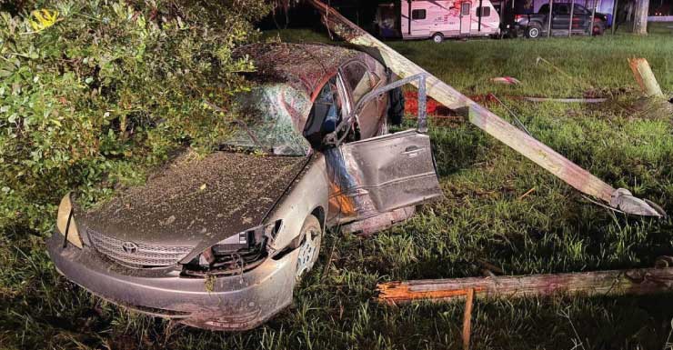Conductor hospitalizado después de chocar contra un poste de electricidad en Brooksville