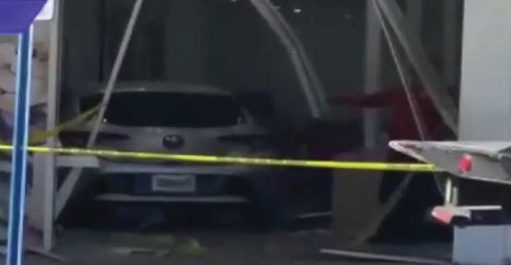 Conductor pierde el control y choca contra un salón de belleza en Coral Way; no se reportaron lesiones
