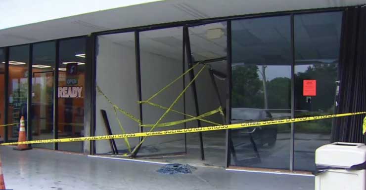 Conductora hospitalizada después de chocar contra un edificio en Sunrise