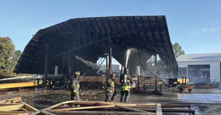 Equipos de emergencia responden a un incendio estructural en una empresa manufacturera de Ocala