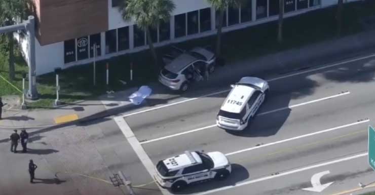 Cuerpo cubierto por una lona después de que un SUV atropellara a un peatón en Fort Lauderdale