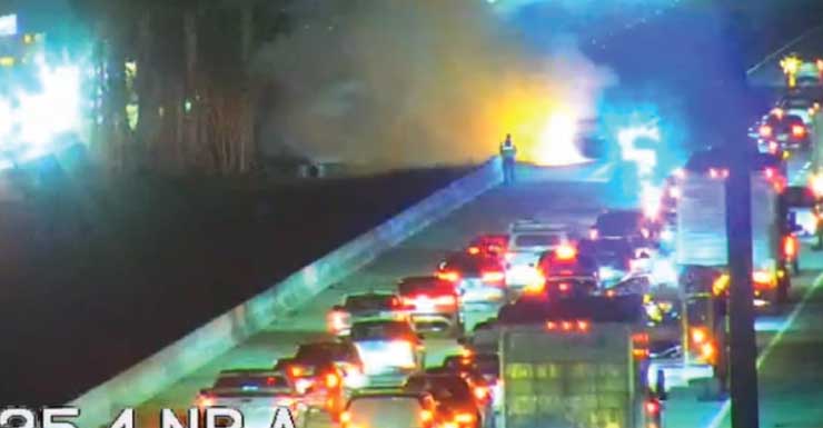Equipos combaten incendio vehicular en la I-75 la mañana del viernes