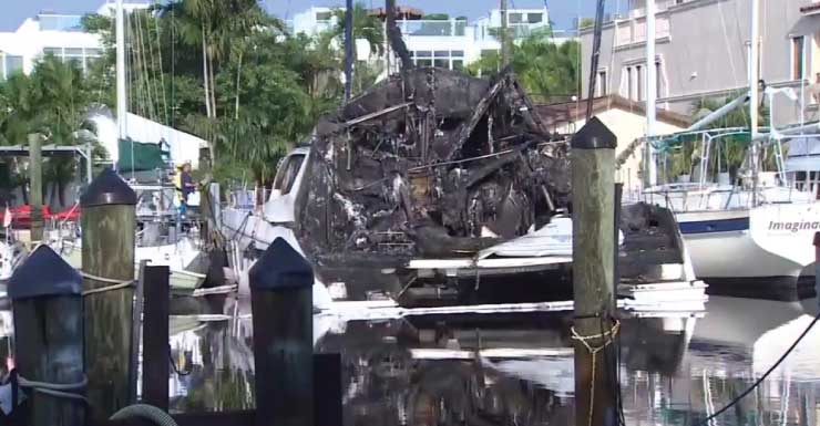 Equipos extinguen incendio después de que un catamarán de 60 pies atracado en un canal de Fort Lauderdale se incendiara