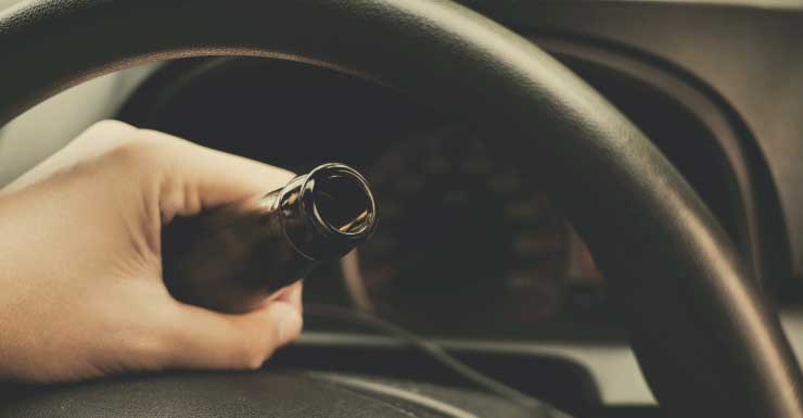 Hombre acusado de homicidio involuntario por DUI después de que su automóvil saliera por los aires y atropellara a una mujer